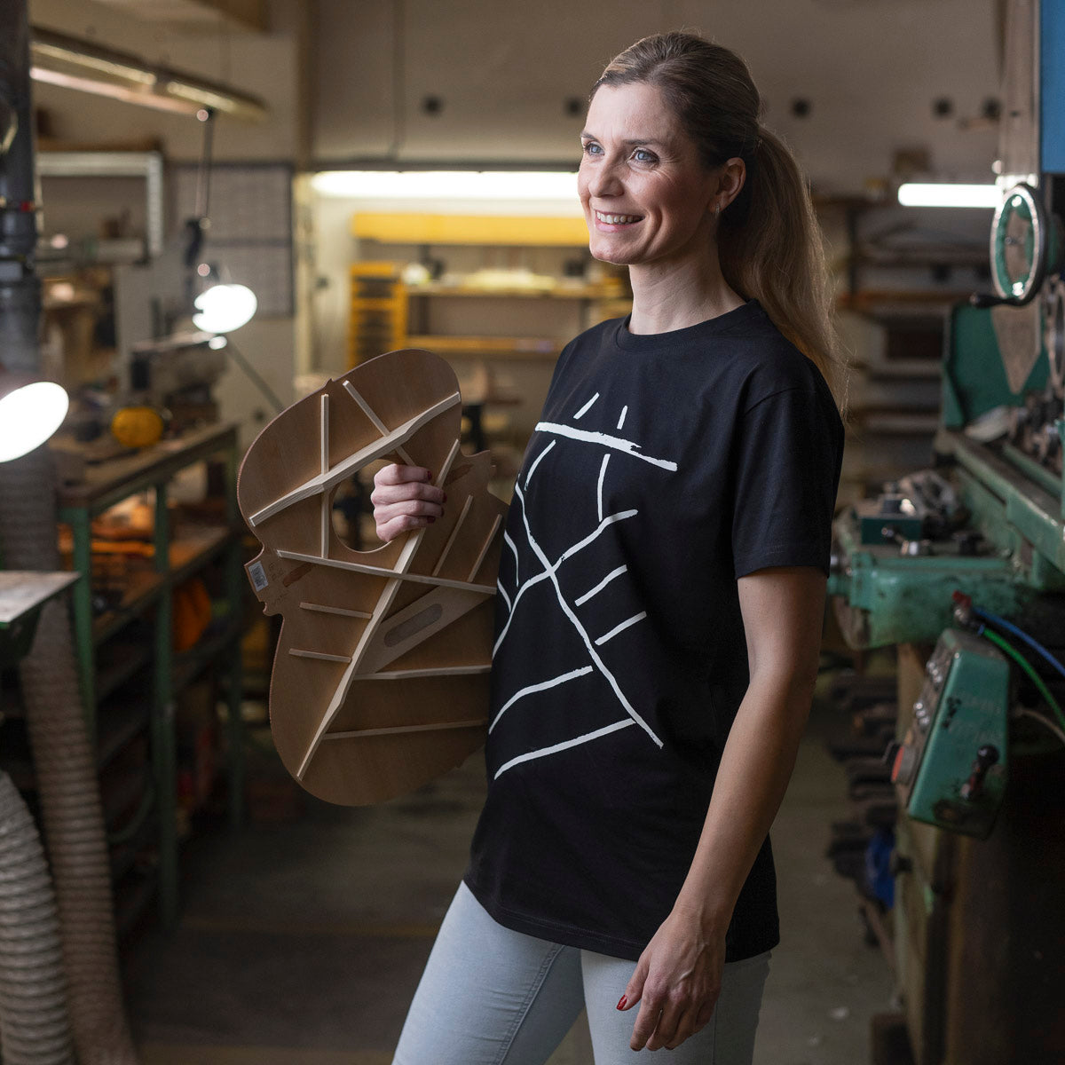 Black T-shirt (bracing print) W