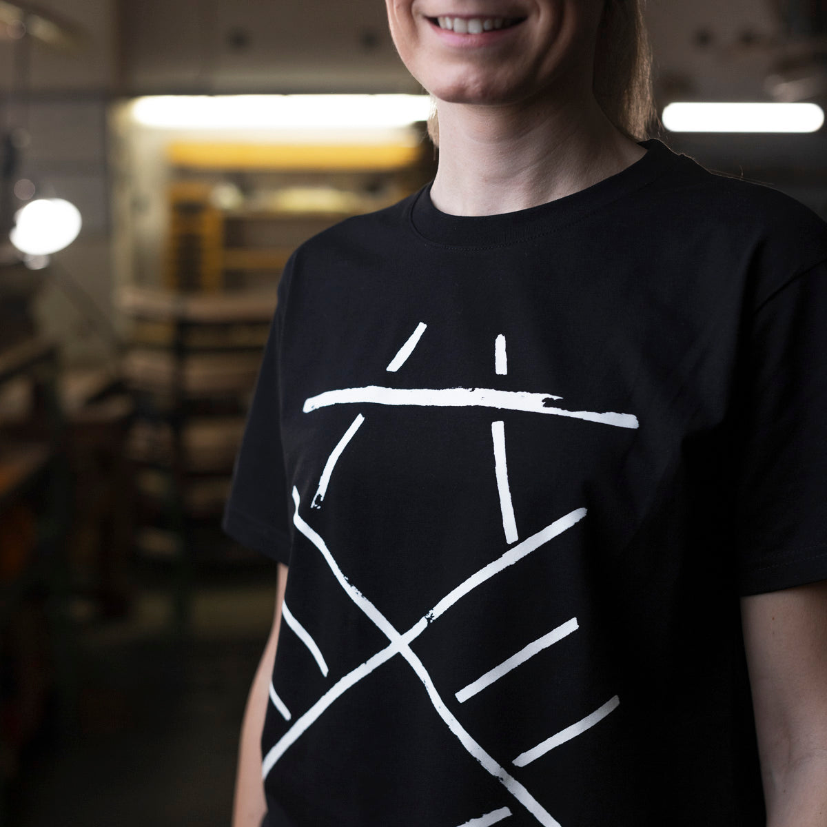 Black T-shirt (bracing print) W
