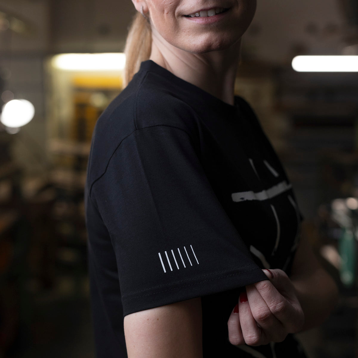Black T-shirt (bracing print) W