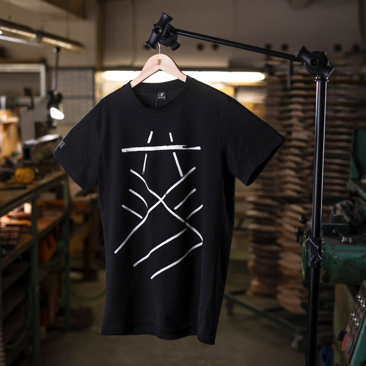Black T-shirt (bracing print) W