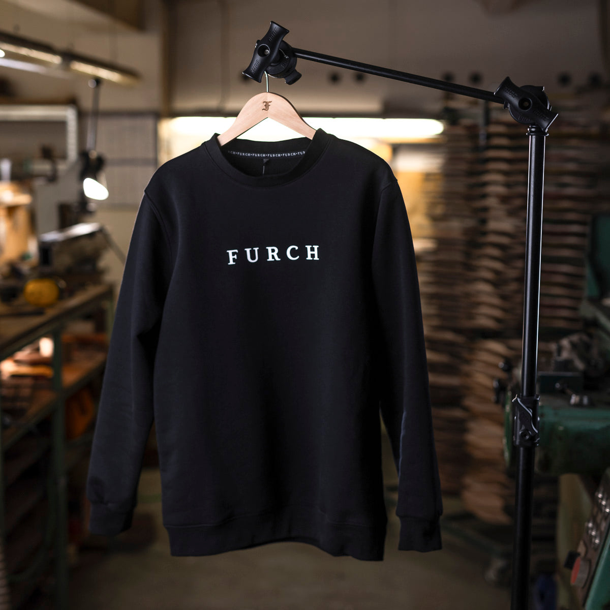 Black crewneck W