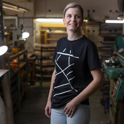 Black T-shirt (bracing print) W